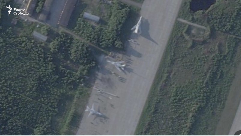 Під час вибуху на військовому аеродромі «Оленья» в Мурманській області Росії було пошкоджено відразу два стратегічні
бомбардувальники Ту-22М3.