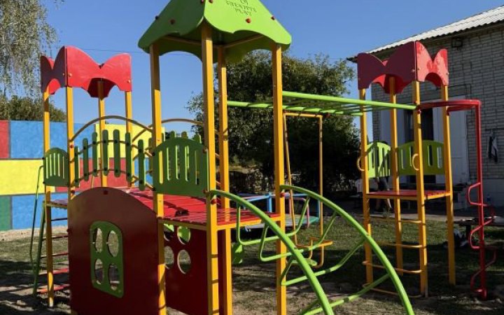 Благодійники спільно з ГУР встановили ігровий майданчик у садочку "Сонечко", який зазнав руйнувань після удару РФ