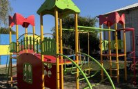 Благодійники спільно з ГУР встановили ігровий майданчик у садочку "Сонечко", який зазнав руйнувань після удару РФ