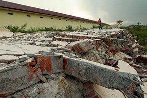 На Суматре после землетрясения десятки заключенных вырвались на свободу