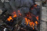 У Києві зайнялося сміття, площа пожежі складає близько 2000 кв. м