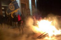 У Черкасах мітингувальники спалюють майно ОДА