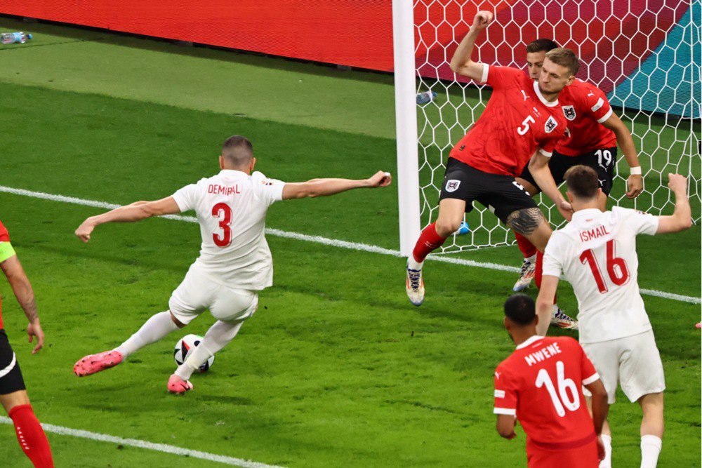 Меріх Демірал (ліворуч) з Туреччини забиває перший гол під час футбольного матчу 1/8 фіналу Євро-2024 між Австрією та Туреччиною в Лейпцигу, Німеччина.