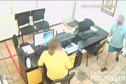 В Сумах мужчина с ножом ограбил кредитное отделение
