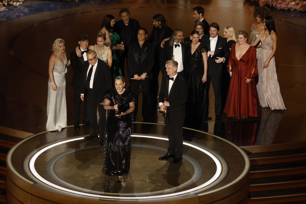 Емма Томас (у центрі) й акторський склад «Оппенгеймера» під час 96-ї щорічної церемонії вручення премії «Оскар» у Лос-Анджелесі.