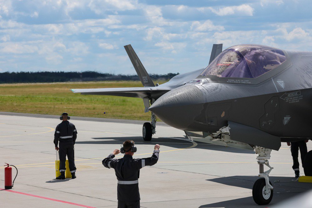 Винищувач F-35 польських ВПС на 332-й тактичній авіабазі в Лаську, Польща
