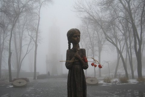 Зеленський відреагував на руйнування скульптури дівчинки з колосками біля меморіалу жертвам Голодомору 