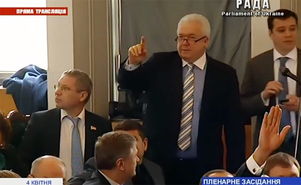 Владимир Олийнык подсчитывает голоса депутатов