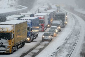 Въезд в Киев грузовиков возобновляется после ночного снегопада