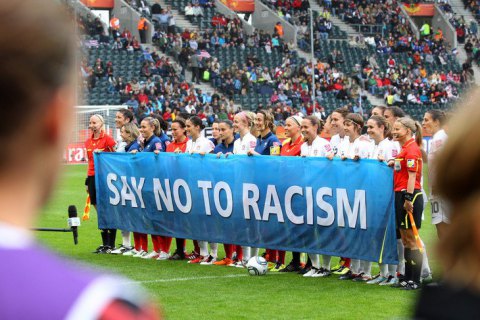 ФІФА дозволить зупиняти матчі через вияви расизму