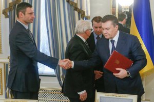 Кличко извинился за то, что жал руку Януковичу