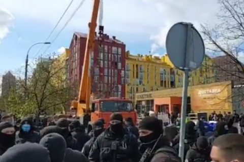 В Киеве произошли столкновения из-за демонтажа киосков возле "Комфорт Тауна" (обновлено)