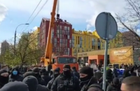В Киеве произошли столкновения из-за демонтажа киосков возле "Комфорт Тауна" (обновлено)
