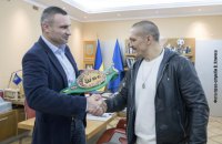 Кличко подарил Усику чемпионский пояс WBC