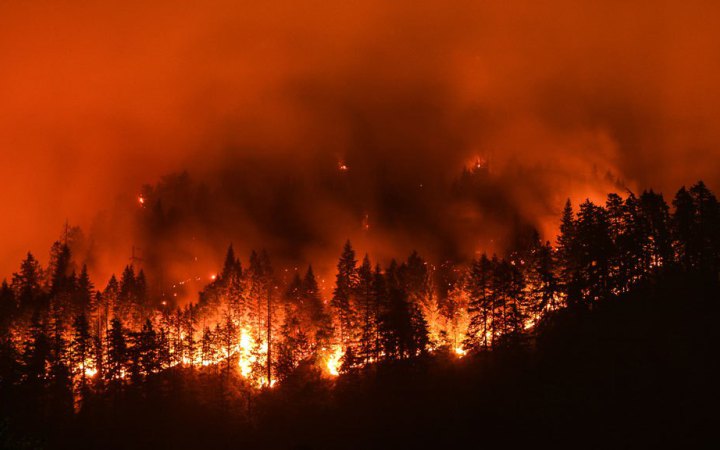 У Канаді перші лісові пожежі цього року поширилися на 10 тис. га, евакуювали тисячі людей