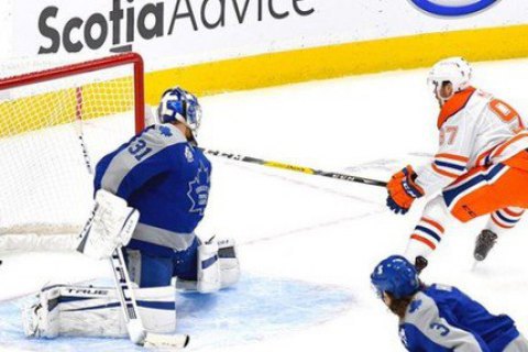 В матче НХЛ Макдэвид забросил невероятную шайбу, обыграв всех хоккеистов "Торонто" 