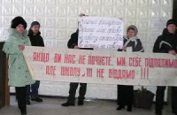 В Макеевке снова требовали не закрывать украинскую школу