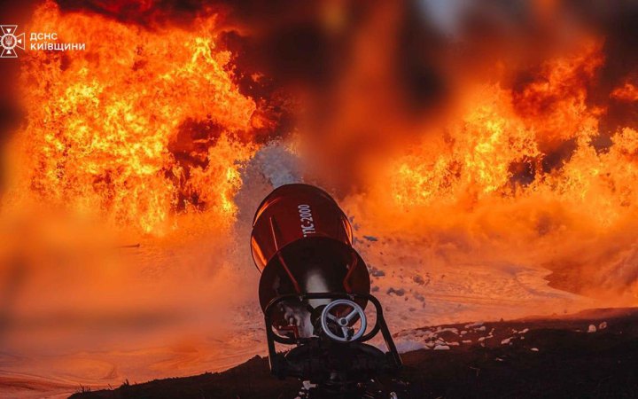 Рятувальники ліквідували масштабну пожежу, спричинену обстрілом Бориспільської громади 