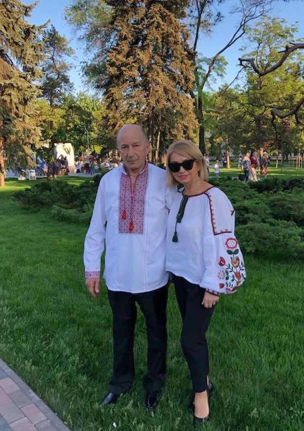 Василь Крячок та Лариса Галла в Маріуполі, 21 травня 2020 року на День вишиванки.