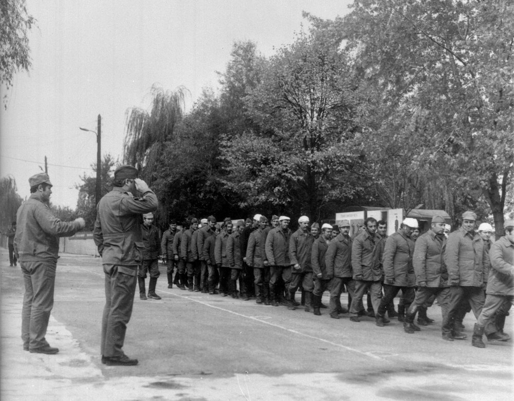 Група ліквідаторів наслідків аварії на Чорнобильській АЕС ім. В.І. Леніна прямують на роботу. м. Прип’ять Київської обл., 1986 р.