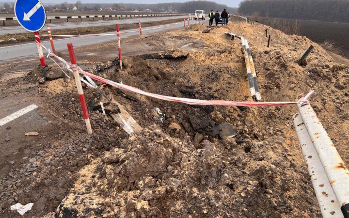 Біля Харкова з доріг, якими пролягають евакуаційні маршрути, вивозять знищену техніку
