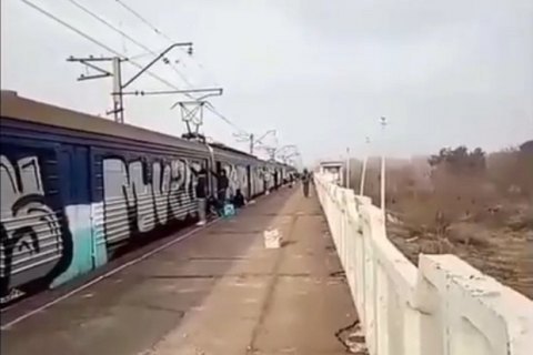 На Дніпропетровщині молодики у балаклавах зупинили електричку і розмалювали вагони графіті