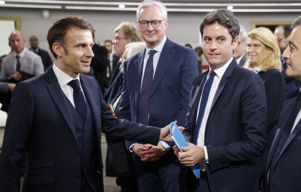 Президент Франції Емманюель Макрон (ліворуч) і прем’єр-міністр Франції Габріель Атталь під час зустрічі з урядом, Париж, 12 березня 2024 р.