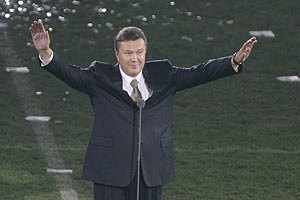 В Донецке Янукович не только праздновал, но и работал