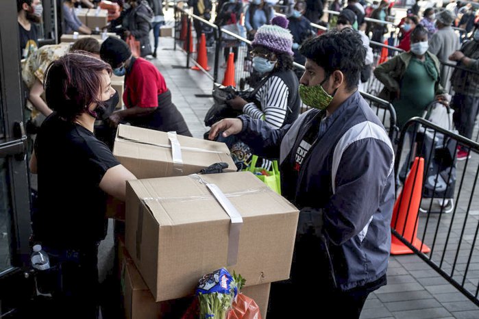 Волонтери роздають коробки з продуктами малозабезпеченим і тим, хто втратив роботу під час пандемії, у Брукліні, Нью-Йорк, США,
15 травня 2020 