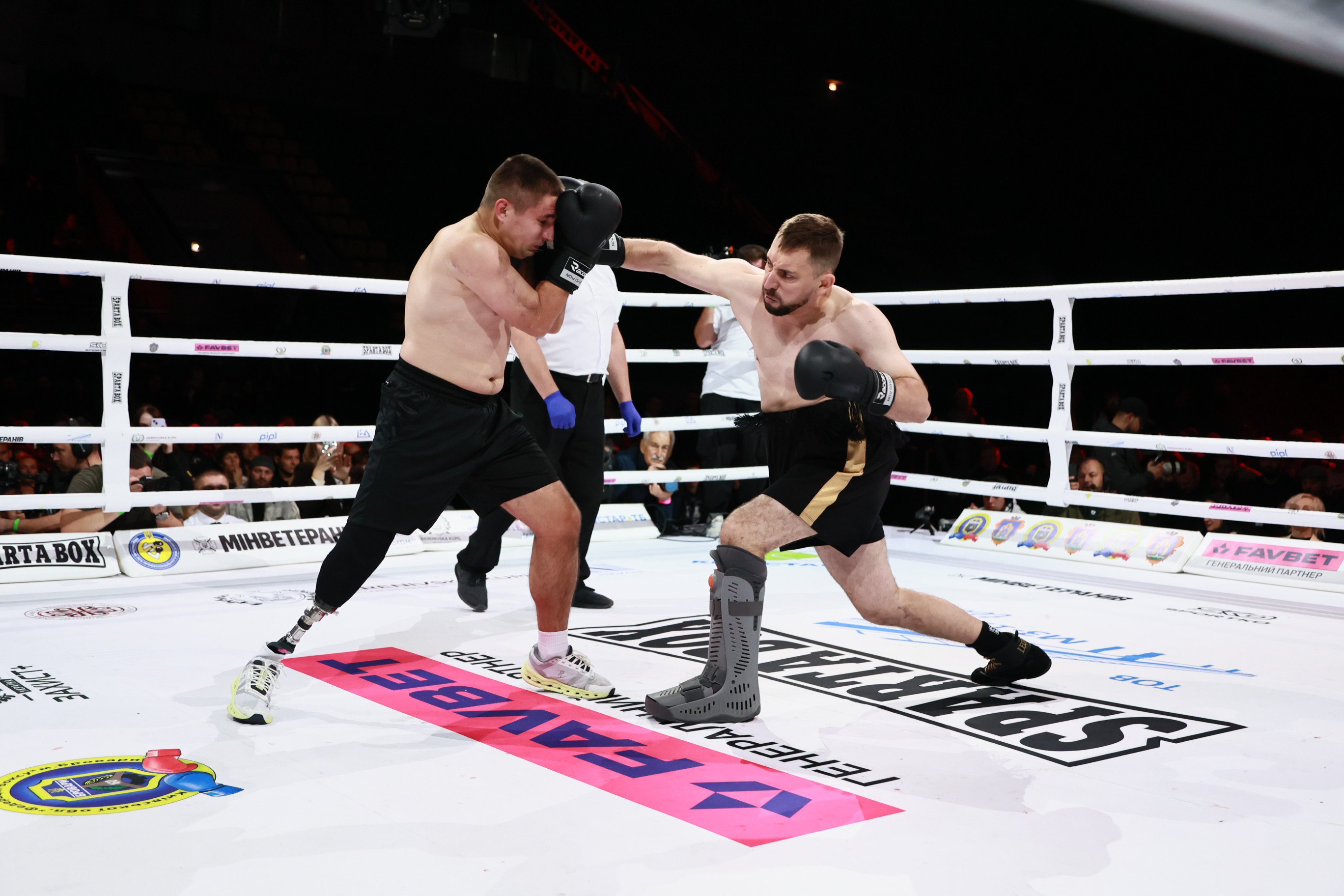 Ігор Герасименко боксує з Дмитром Поповим