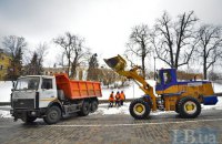 В Киеве неизвестные обстреляли снегоуборочную машину