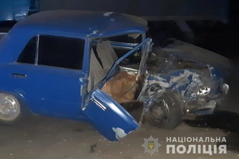 ​В Тернопольской области пьяный водитель врезался в припаркованный грузовик, пострадала его жена и двое детей