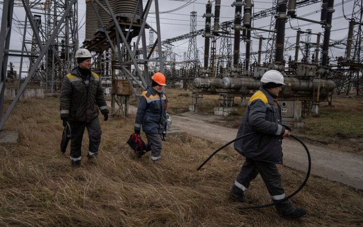 Міненерго: за добу світло повернули для майже 17 тисяч споживачів