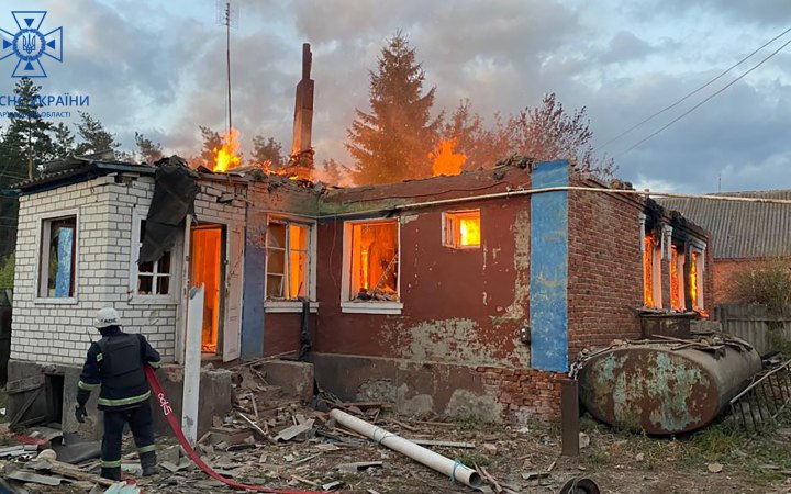 Внаслідок російських обстрілів на Харківщині виникла пожежа у приватному секторі