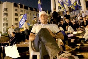 Защитники украинского языка провели ночь под Украинским домом