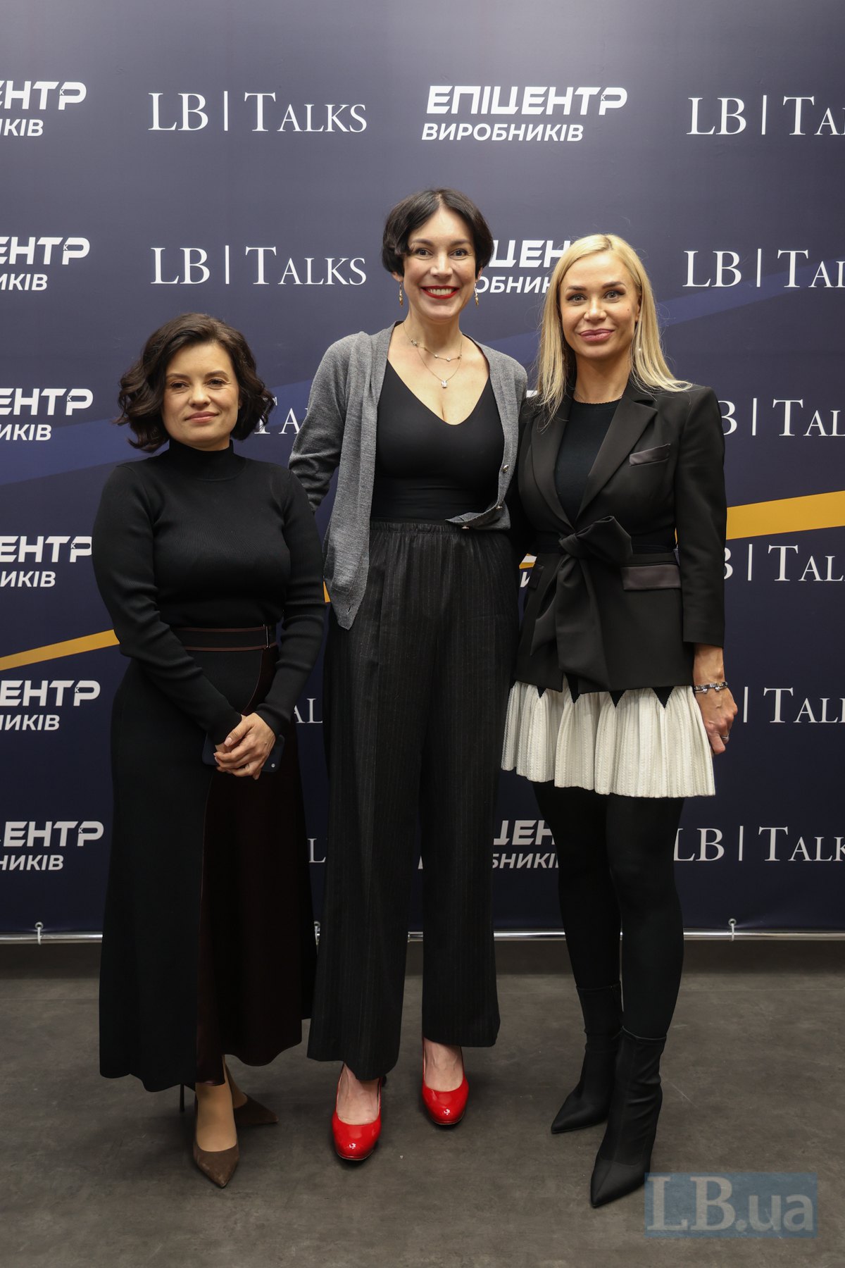 в.о голови Державної податкової служби України Леся Карнаух, шеф-редакторка LB.ua Cоня Кошкіна і керівник департаменту зі зв'язків з громадськістю Епіцентру Юлія Чудновець (праворуч)