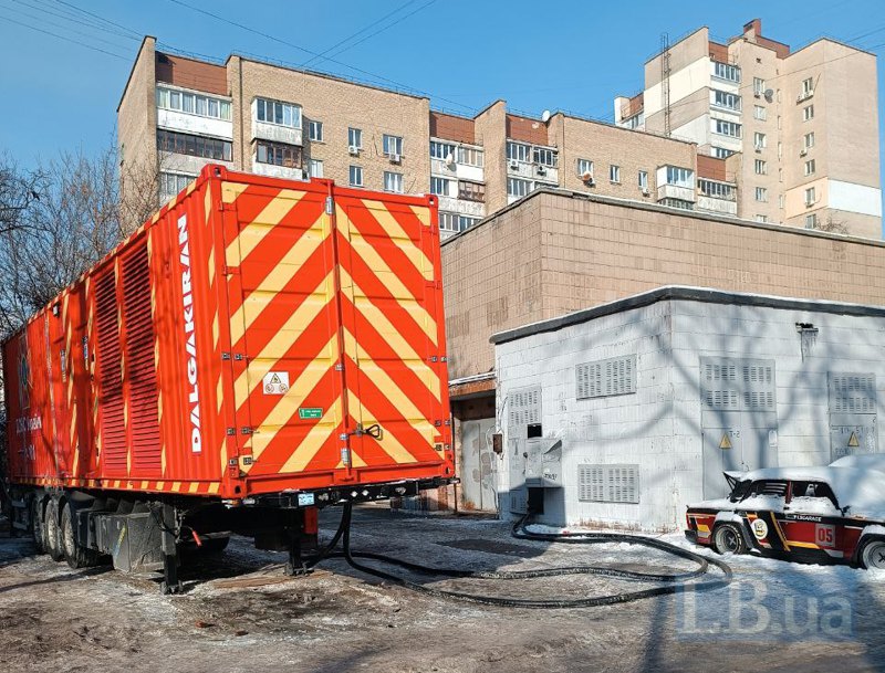 Генератор ДСНС, який привезли з Миколаєва, заживлює електрикою підстанцію і теплопункт на Харківському масиві.