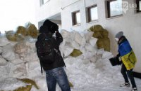 В Сумах "антимайдановцы" разобрали баррикады Евромайдана 