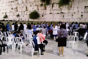 Женщин закидали бутылками и стульями во время молитвы у Стены плача