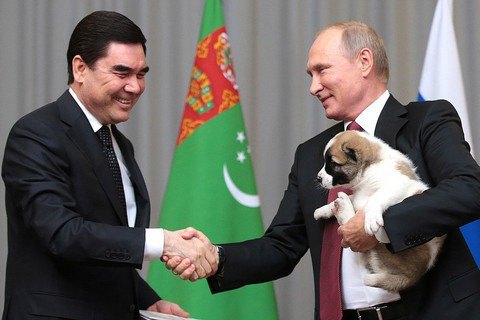 Президент Туркменістану подарував Путіну цуценя
