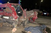 В Киеве внедорожник раздавил "Шкоду" на светофоре, двое погибших