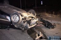 ДТП в Киеве: автомобиль на большой скорости наехал на бордюр и перевернулся