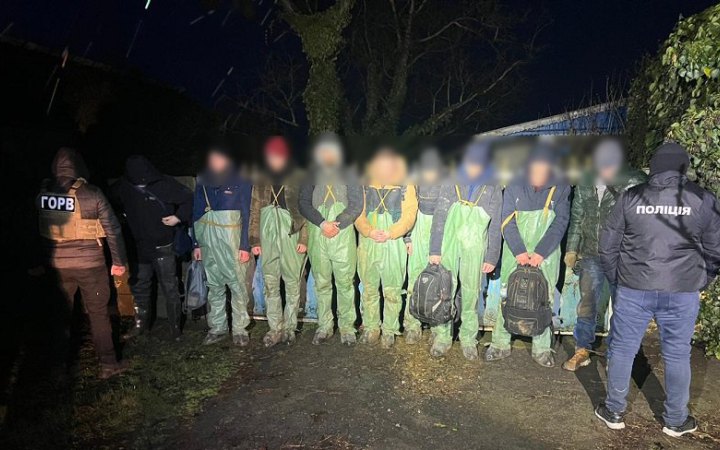 Восьмеро чоловіків у костюмах хімзахисту намагались втекти з України через Кучурганський лиман 