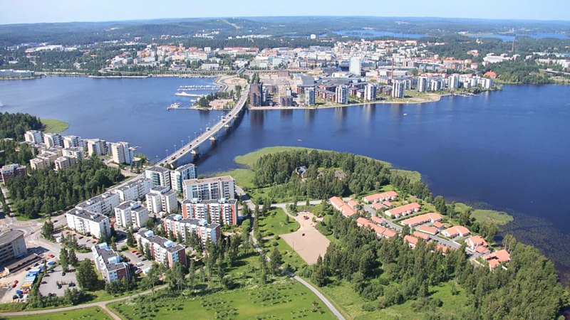 Ю́вяскюля — місто і муніципалітет в Фінляндії в провінції Західна Фінляндія , розташоване на берегах озер Пяйянне та Кейтеле .