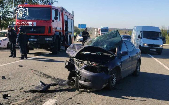 На Дніпропетровщині зіткнулися три автівки, є загибла і 5 потерпілих, серед яких - діти