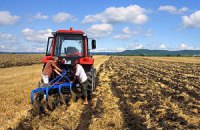 В Луганской области на поле подорвался тракторист