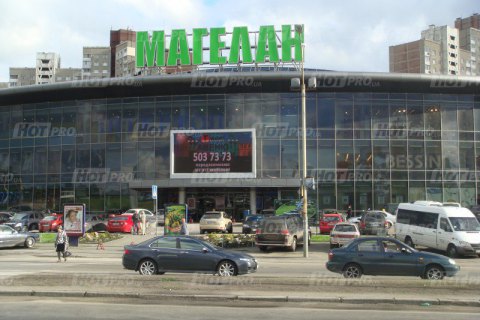 В Киеве с балкона торгового центра выпал мужчина