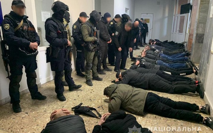 У Мукачівській міській раді затримали 19 осіб, які поводилися агресивно