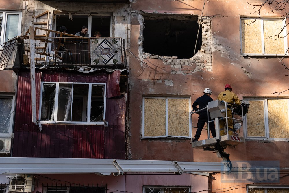 Чоловіки знімають пошкоджений кондиціонер