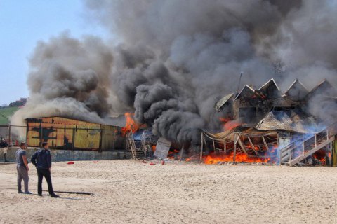 На пляже в Одессе загорелся ресторан